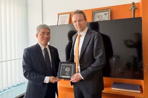 Посол Нгуен Дак Тхань на рабочей встрече с г-ном Александером Эберлем.