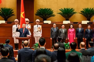 Генеральный секретарь ЦК КПВ То Лам приносит присягу при вступлении в должность Президента Вьетнама. (Фото: Газета «Нянзан»)