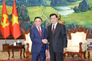 Постоянный член Секретариата ЦК КПВ Чан Кам Ту провёл встречу с Генеральным секретарём ЦК НРПЛ, Президентом Лаоса Тхонглун Сисулит. (Фото: ВИА)