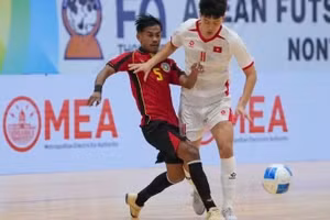 Сборная Вьетнама по футзалу (в белой форме) одержала уверенную победу. (Фото: FAT)