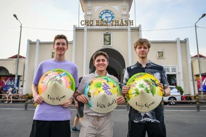 Туристы из Германии посещают город Хошимин. (Фото: Тхань Дат)