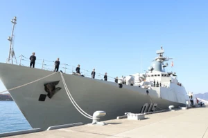 Корабль 015 «Чан Хынг Дао» стоит в порту Куре.