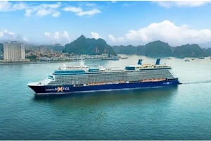 Круизный лайнер Celebrity Solstice. (Фото: sggp.org.vn)
