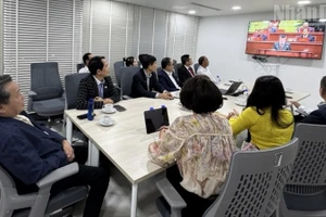 Члены VCBA следят за заключительным заседанием XIV съезда КПВ. (Фото: Динь Чыонг)