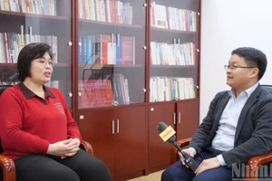 Китайский ученый Пань Цзинь’э (слева) беседует с постоянным корреспондентом газеты «Нянзан» в Китае.