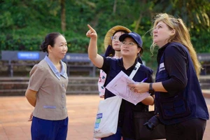 Делегация ЮНЕСКО проводит выездное обследование башни Тхапнян, город Тюихоа. (Фото: ЮНЕСКО)