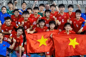 Тренерский штаб и футболисты сборной U17 Вьетнама празднуют выход на чемпионат мира. (Фото: Федерация футбола Вьетнама)