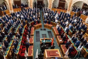 Церемония принесения присяги новым Правительством в здании Парламента в Будапеште, Венгрия, 12 мая 2026 года. (Фото: Синьхуа/ВИА)