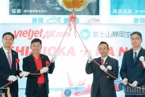 Губернатор префектуры Сидзуока Судзуки Ясутомо, Посол Вьетнама в Японии Фам Куанг Хиеу, руководство аэропорта Сидзуока и представители Vietjet поздравляют с открытием нового маршрута и приветствуют первых пассажиров рейса Vietjet.
