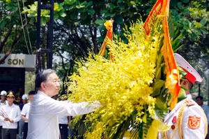 Генеральный секретарь, Президент государства То Лам возлагает цветы на Национальном кладбище павших героев Чыонгшон. (Фото: ВИА)