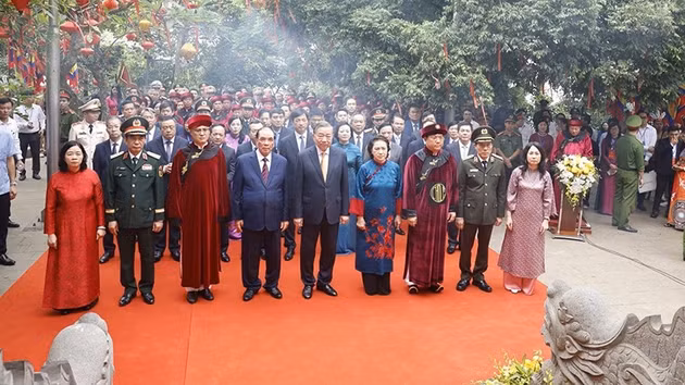 Делегаты участвуют в церемонии поминовения королей Хунгов в Верхнем храме. Фото: ВИА