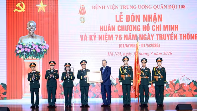 [Фото] Генеральный секретарь ЦК КПВ То Лам принял участие в праздновании 75-летия традиционного дня Центрального военного госпиталя № 108