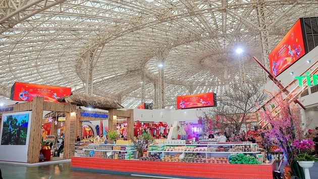 Национальная весенняя ярмарка 2026 проходит с 2 по 8 февраля в районе Донгань (Ханой) с участием свыше 3 000 павильонов. Это ключевое мероприятие по продвижению торговли, направленное на стимулирование потребительского спроса, продвижение вьетнамских брендов и развитие международных торговых связей через тематические зоны сельскохозяйственной продукции, текстиля и уникального культурного наследия. Фото: Вьетнам+