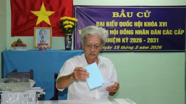 Жители общины Танфудонг провинции Донгтхап досрочно голосуют на избирательных участках. Фото: ВИА