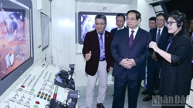 Премьер-министр Фам Минь Тьинь посещает Вьетнамский космический музей. 