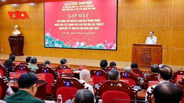 Председатель НС Чан Тхань Ман выступает на встрече с бывшими руководителями центральных органов, 9-го военного округа и г. Кантхо разных поколений. Фото: ВИА
