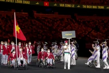 Спортивная команда Вьетнама принимает участие в традиционном параде спортсменов.