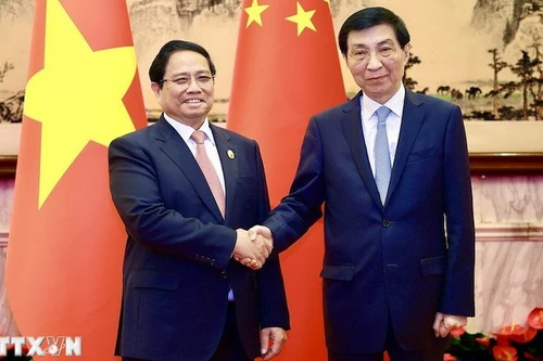 Премьер-министр Фам Минь Тьинь и Председател Народного политического консультативного совета Китая Ван Хунин. Фото: ВИА