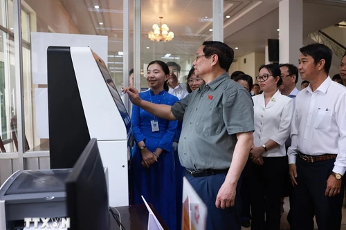 Премьер-министр проверяет деятельность центра по предоставлению административных услуг квартала Нинькиеу города Кантхо. Фото: ВИА