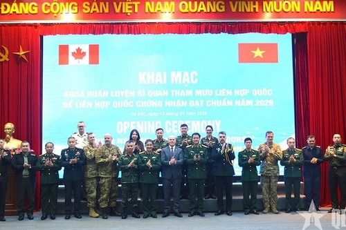 Делегаты на церемонии открытия курса. Фото: qdnd.vn