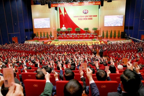 Делегаты голосуют за утверждение Резолюции XIII съезда. Фото: ВИА