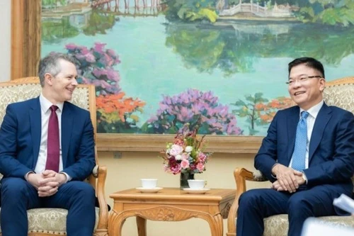 Вице-премьер Ле Тхань Лонг и Министр образования Австралии Джейсон Клэр.