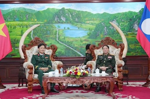 Начальник Департамента пропаганды и просвещения Главного политического управления генерал-лейтенант Нгуен Ван Дык и Замминистра обороны, начальник Главного политического управления Народной армии Лаоса генерал-лейтенант Вонгсон Инпанфим. Фото: ВИА 