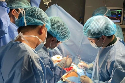 Врачи и медицинский персонал Военного госпиталя № 175 проводят операцию пациенту на острове Чыонгша. 