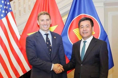 Министр промышленности и торговли Нгуен Хонг Зиен и Заместитель госсекретаря по экономическому росту, энергетике и окружающей среде Джейкоб Хелберг. Фото: moit.gov.vn