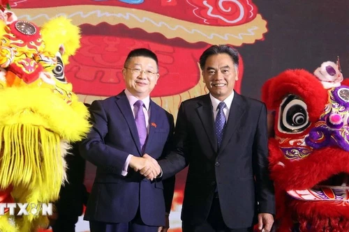 Постоянный заместитель председателя Народного комитета г. Хошимина Нгуен Лок Ха (справа) и Генеральный консул Китая в г. Хошимине Тан Ли. Фото: ВИА