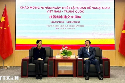 Генеральный консул Буй Нгуен Лонг и глава Управления иностранных дел Чунцина Ван Вэнь. Фото: ВИА