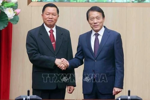 Министр общественной безопасности Лыонг Там Куанг (справа) и Министр общественной безопасности Лаоса Вантхонг Конгмани. Фото: ВИА