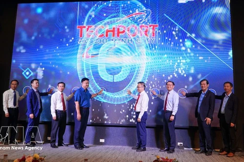 Делегаты принимают участие в церемонии запуска новой версии Технологической биржи города Хошимина. Фото: ВИА