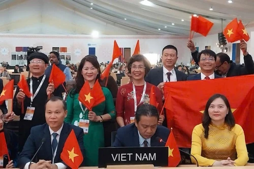 Делегация Вьетнама на сессии.