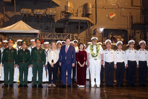 Представители двух стран на церемонии встречи в порту Тьенша города Дананг. Фото: ВИА