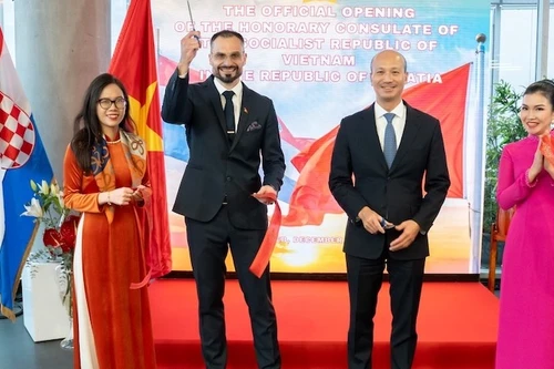 Посол Вьетнама в Хорватии Буй Ле Тхай и Почетный консул Вьетнама в Хорватии Марко Морич на церемонии. Фото: baoquocte.vn