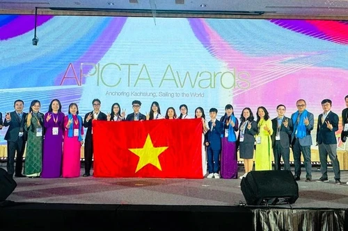 Вьетнамская делегация на церемонии вручения премии.