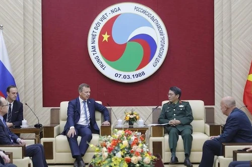 Генерал-майор Данг Хонг Чьен, Генеральный директор ВРТЦ, принял Первого заместителя Председателя Совета Федерации РФ Андрея Яцкина. Фото: ВИА