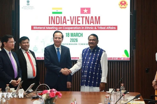 Министр по делам народностей и религий Дао Нгок Зунг и Министр по делам племен Индии Джуал Орам. Фото: ВИА