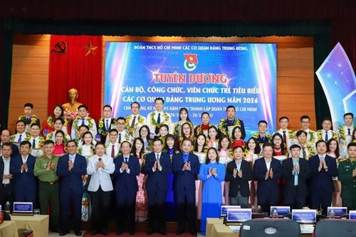 Участники церемонии.