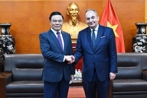 И.о. министра промышленности и торговли Ле Мань Хунг и первый вице-председатель парламента Греции Иоаннис Плакиотакис. Фото: Министерство промышленности и торговли 