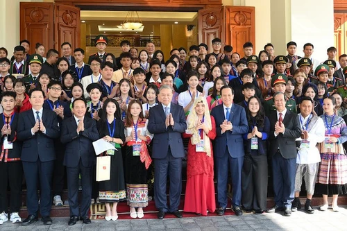 Генеральный секретарь ЦК КПВ То Лам и делегаты встречи. Фото: Данг Кхоа