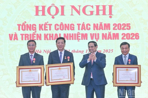 [Фото] Премьер-министр Фам Минь Тьинь принял участие в конференции по подведению итогов работы Министерства строительства в 2025 году