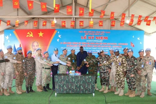 Иностранные друзья и военнослужащие инженерно-саперного отряда №4 на церемонии.