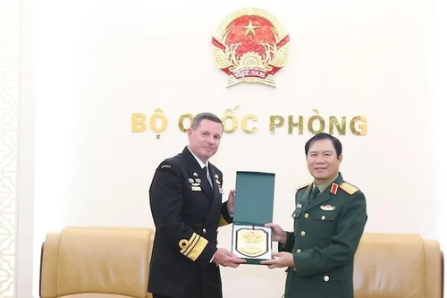 Генерал армии Нгуен Тан Кыонг и вице-адмирал Марк Хэммонд. Фото: ВИА