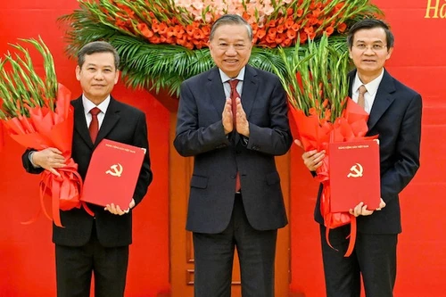 Генеральный секретарь ЦК КПВ То Лам вручает решения Политбюро товарищам Ле Минь Чи и Доан Минь Хуану. Фото: Зюи Линь