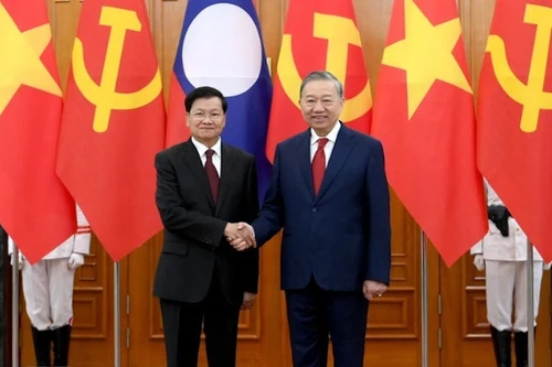 Генеральный секретарь ЦК КПВ То Лам и Генеральный секретарь ЦК НРПЛ, Президент Лаоса Тхонглун Сисулит. Фото: Данг Кхоа