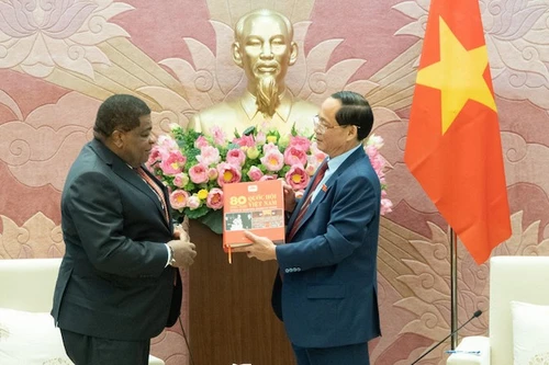 Заместитель Председателя Национального собрания, генерал-полковник Чан Куанг Фыонг вручает памятный подарок Генеральному секретарю МПС Мартину Чунгонгу. Фото: quochoi.vn