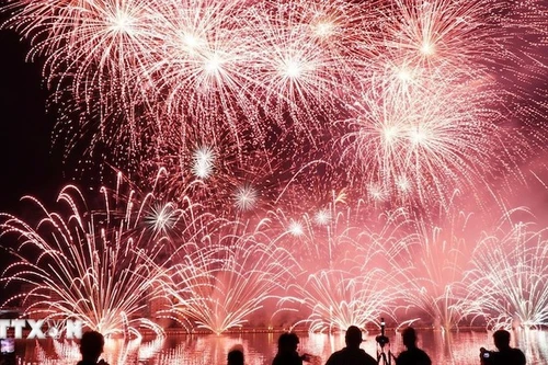 Фейерверки озаряют реку Хан на Международном фестивале фейерверков в Дананге 2025 года. Фото: ВИА