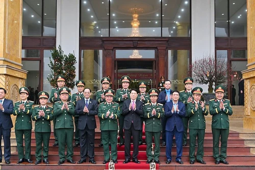 Президент Лыонг Кыонг и военнослужащие 2-го военного округа. Фото: Тхюи Нгуен